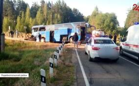 В Лодейнопольском районе экскурсионный автобус столкнулся с поездом