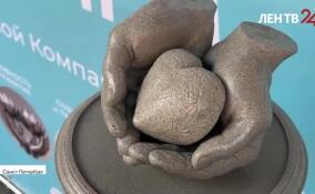 В Петербурге прошло торжественное открытие скульптур проекта-наследия «Ладони мира»