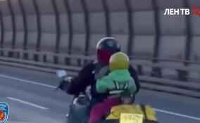 В Петербурге оштрафовали мотоциклиста, перевозившего ребенка на заднем сиденье