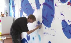 Художник Даниил Свиридов пишет мурал в детском отделении Гатчинской больницы