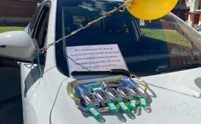 Ленобласть передала машины центру психологической помощи и участникам СВО