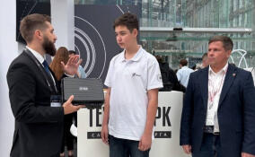 На стенде «Технопарка Санкт-Петербурга» подростку-добровольцу передали портативный обнаружитель БПЛА