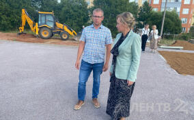 Вероника Реброва проверила ход работ на спортплощадке гатчинского Центра образования