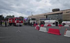 Экипажи Леноблпожспас соревнуются в скоростном маневрировании в Петербурге