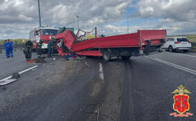 На КАД грузовик врезался в КАМАЗ