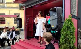 В центре Северной столицы стартовал марафон «Театральный Петербург на Книжных аллеях»