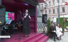 На Малой Конюшенной улице проходит традиционный творческий марафон «Театральный Петербург на Книжных аллеях»