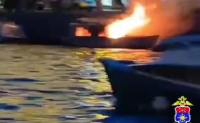 Пожар вспыхнул на прогулочном катере в Петербурге