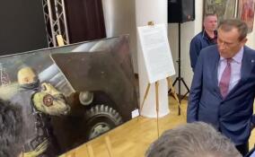 Александр Дрозденко посетил художественно-патриотическую выставку «Кистью и штыком»