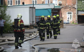 На проспекте Юрия Гагарина в Петербурге тушили двухкомнатную квартиру