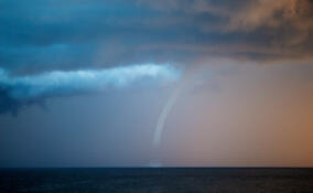 Жители Петербурга заметили смерч над Финским заливом