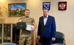 Участнику СВО из Приозерского района передали дрон-детектор и рации