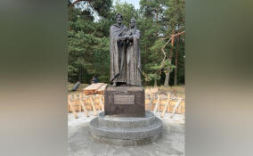 В Сосновом Бору установили памятник Петру и Февронии