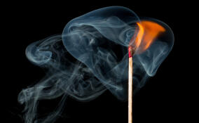 В доме в Приморске подожгли дверь квартиры