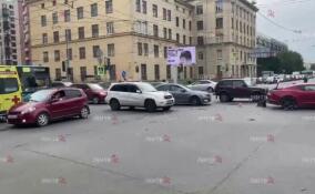 Грузовик перевернулся на бок в Выборгском районе Петербурга