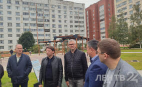 Евгений Барановский проверил ход благоустройства парка «Белые пески» в Сосновом Бору