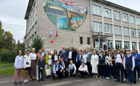 На фасаде школы «Красные Зори» появился мурал