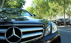 Сотрудники полиции задержали жителя города Коммунар за угон «Мерседеса» в Петербурге