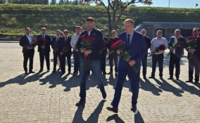 Александр Дрозденко возложил цветы к памятнику «Полуторка» на территории музея-диорамы «Прорыв блокады Ленинграда»