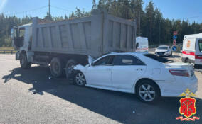 На «Скандинавии» легковушка врезалась в самосвал. Погибли двое взрослых и ребенок