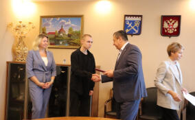 Сыну участника СВО из Приозерского района передали его орден Мужества