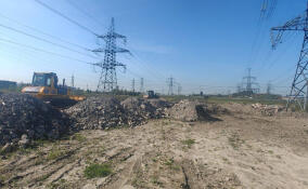 С несанкционированной свалки в Буграх на спецстоянку отправили два бульдозера