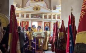 В афонском скиту в деревне Хязельки освятили знамена для бойцов СВО
