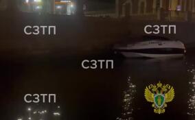 В Финском заливе катер с пассажирами сел на мель