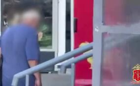 Бездомный пытался затащить в кусты десятилетнюю девочку в Колтушах