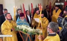 В деревне Хязельки освятили знамена-хоругви для участников СВО