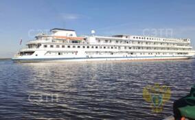 Теплоход с туристами из Петербурга сел на мель в реке Ковжа