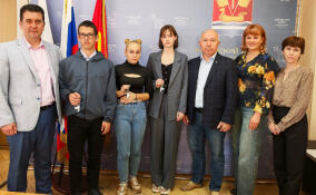 Трое детей-сирот из Кировского района получили ключи от собственных квартир