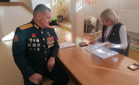 Герой России Валерий Енин проголосовал на выборах губернатора в Клопицах