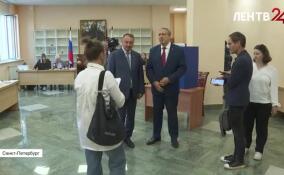 Выборы губернатора Ленобласти: Михаил Лебединский проверил избирательный участок в Василеостровском районе