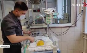 Во Всеволожске врачи продолжают бороться за жизнь новорожденной, найденной в подъезде жилого дома