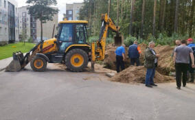 В Кингисеппе при установке фонарных столбов рабочие пробили водопроводную трубу