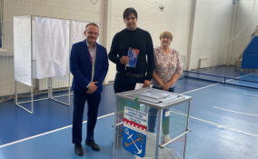 На участках в Выборге молодым избирателям дарят памятные подарки