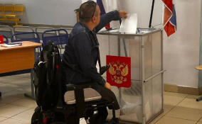 Маломобильные граждане голосуют на избирательных участках Ленобласти