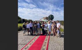 Жители Тосно зарегистрировали браки в живописном парке