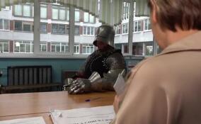 Избиратель в рыцарских доспехах пришел на голосование в Выборге