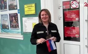 Лира Бурак пришла на избирательный участок вместе с семьей