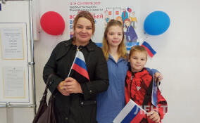 Молодым избирателям в Сосновом Бору дарят подарки