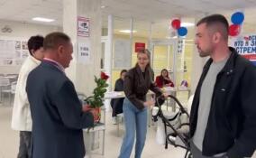 В Мурино голосующим на выборах губернатора Ленобласти дарят цветы