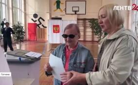 Слабовидящие люди проголосовали в Гатчине