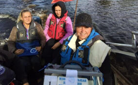 Члены УИК добираются к избирателям поселка Свирицы по воде