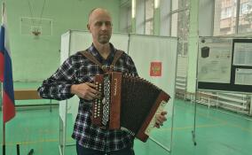 Жителей Отрадного встречают на избирательных участках игрой на гармони