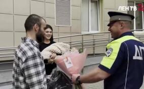 В Петербурге сотрудник ГАИ организовал зеленый коридор для беременной женщины