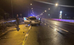 Грузовик врезался в стоящую на трассе М-10 легковушку: пострадал мужчина