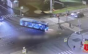 70-летняя женщина попала под автобус на севере Петербурга