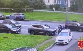 Женщина и двое детей попали под машину на Ленинском проспекте